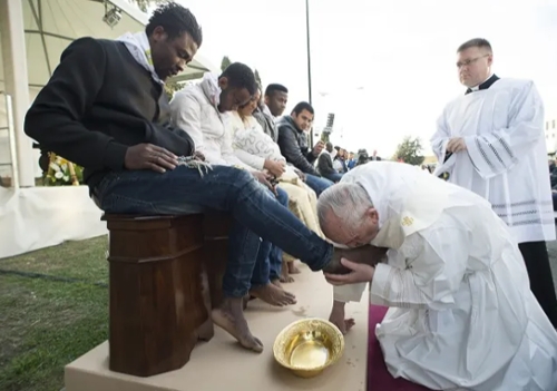 Pope Francis washes the feet of immigrants